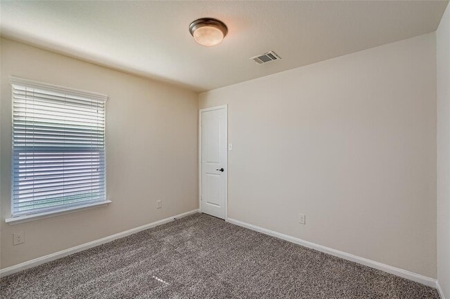 Building Photo - 208 Isabel Ln