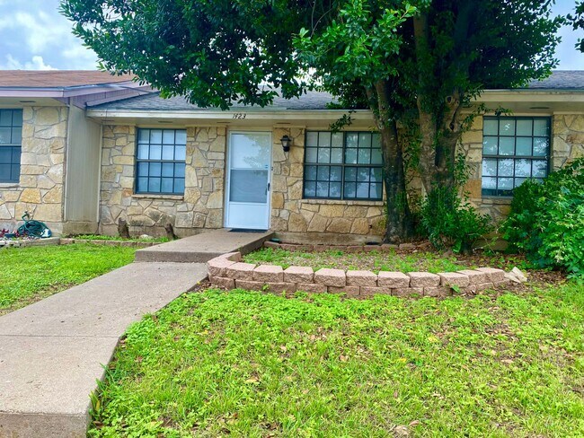 Building Photo - Cute Townhome in Downtown Granbury
