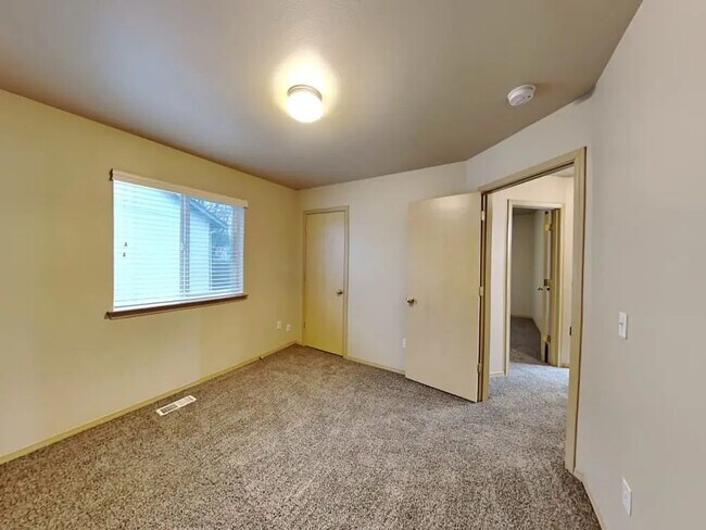 Building Photo - Puyallup House