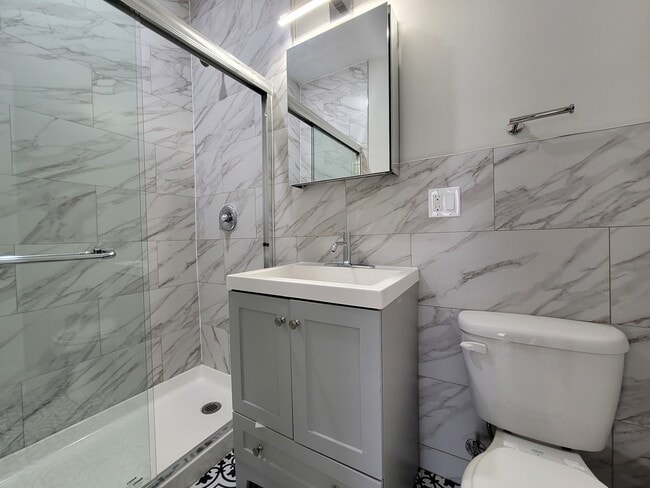 Building Photo - 641 W Roscoe St