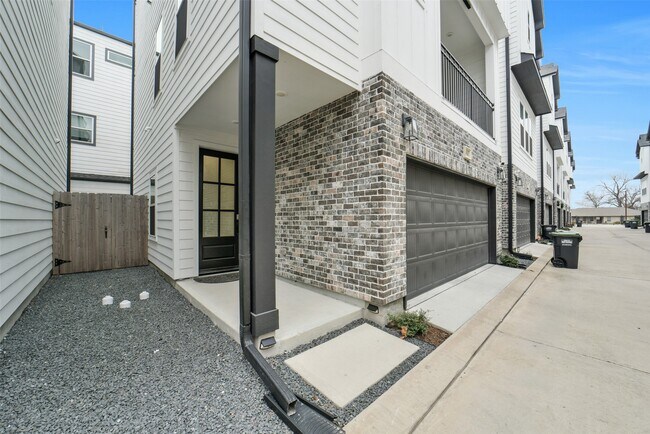 Building Photo - 718 W Donovan St