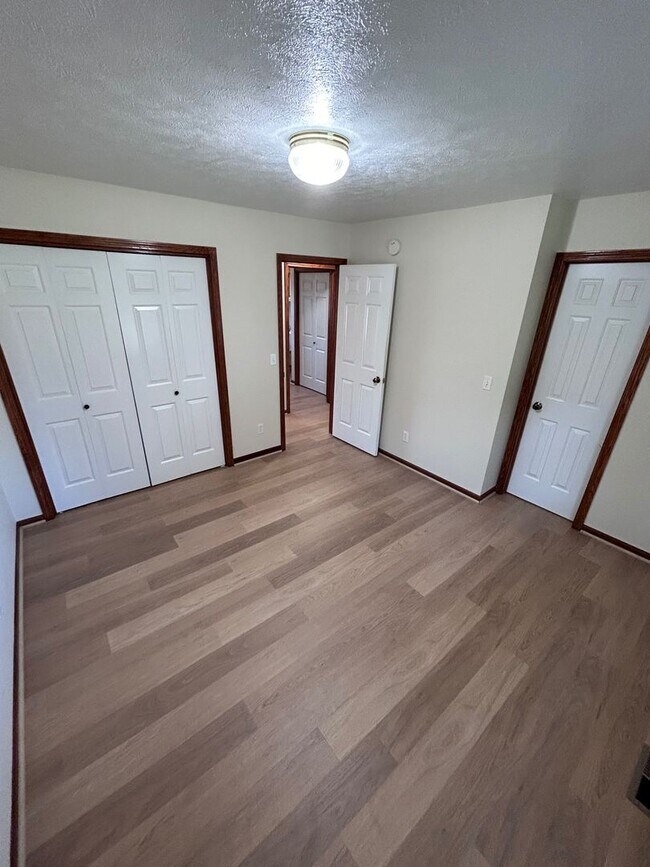 Building Photo - 963 Vos St