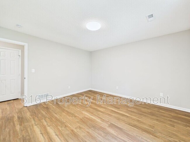 Building Photo - 6900 Orchard St