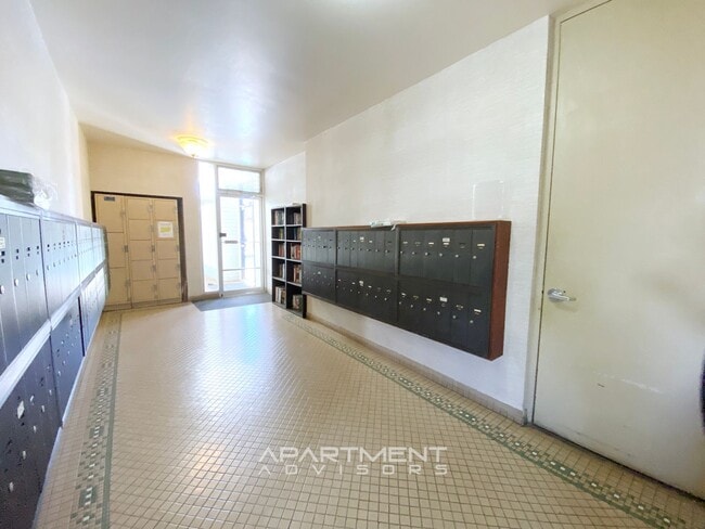 Building Photo - RENOVATED! 2 BED / 2 BATH / 1 PRK! CONVENI...