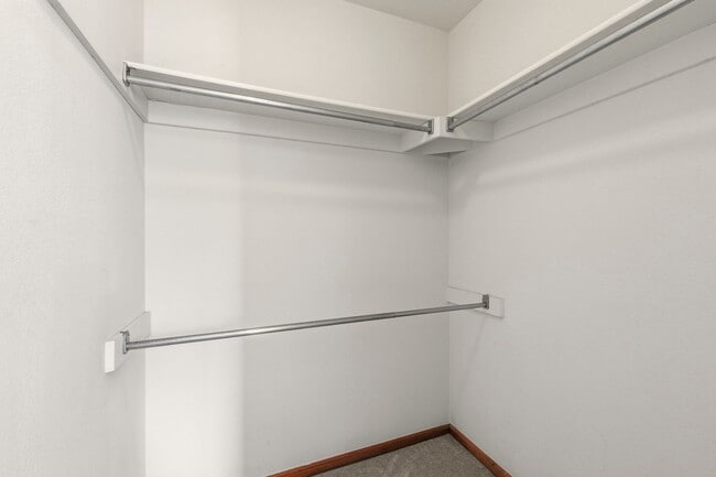 Building Photo - Deer Pointe Village Townhome Feautures 2 P...