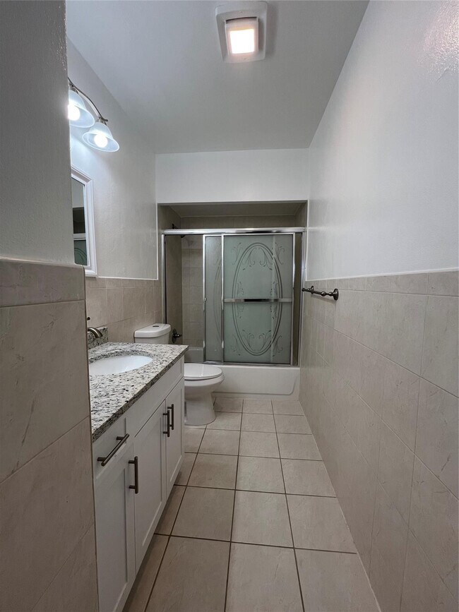 Building Photo - 2550 NE 51st St