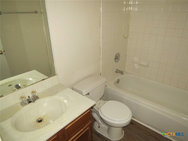 Building Photo - 1602 Benttree Dr