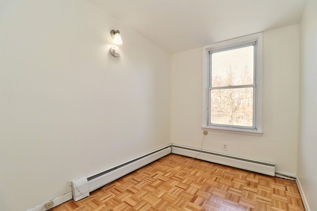 Building Photo - 318 5th St
