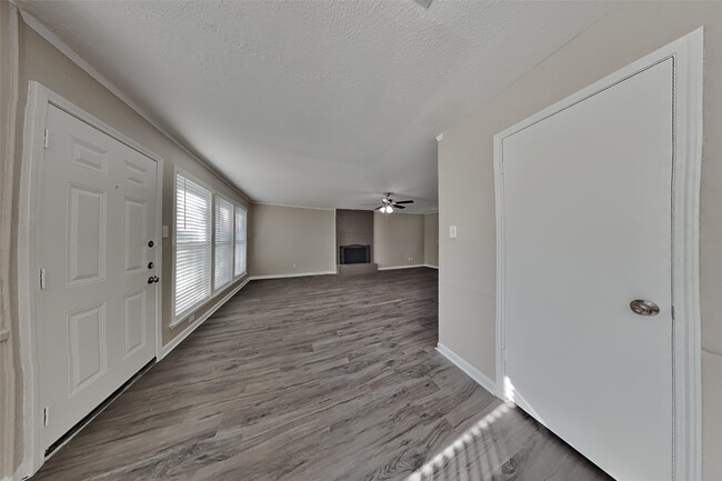 Building Photo - 6807 River Ml Dr