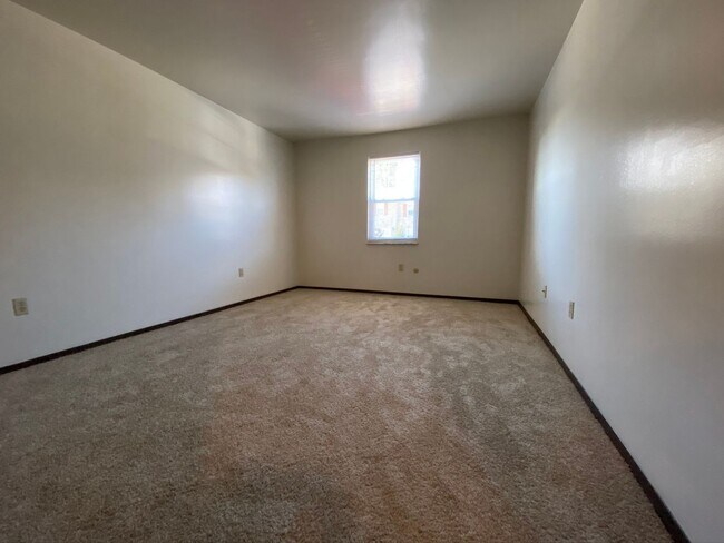 Building Photo - Spacious 2BR at Bellwood Manor! Great North Hills Location! Call Today!