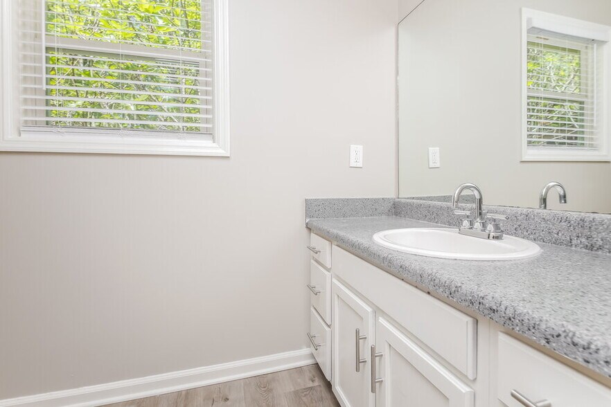 Building Photo - 909 N Lassetter Cir