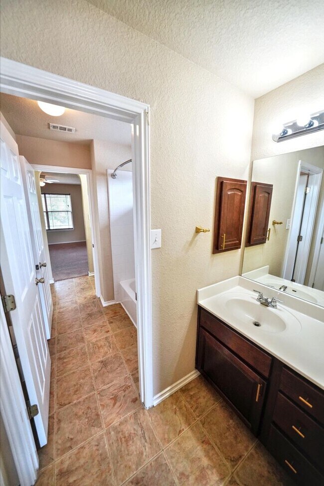 Building Photo - Gorgeous 5-Bedroom, 3.5-Bathroom Home Near...