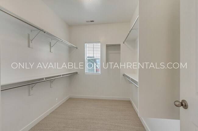 Building Photo - 2353 N Holbrook Way