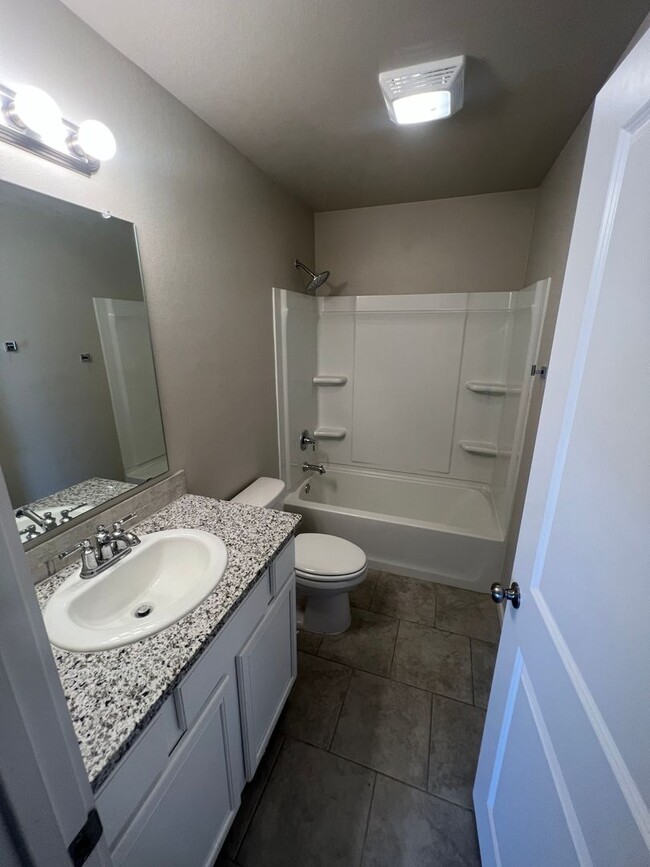 Building Photo - Frenship ISD 3 bed 2 bath 2 car garage, PR...