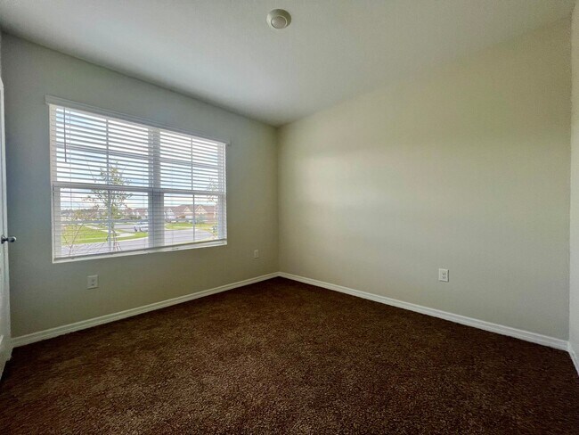 Building Photo - Stunning 4 bed/ 2 bath home!!