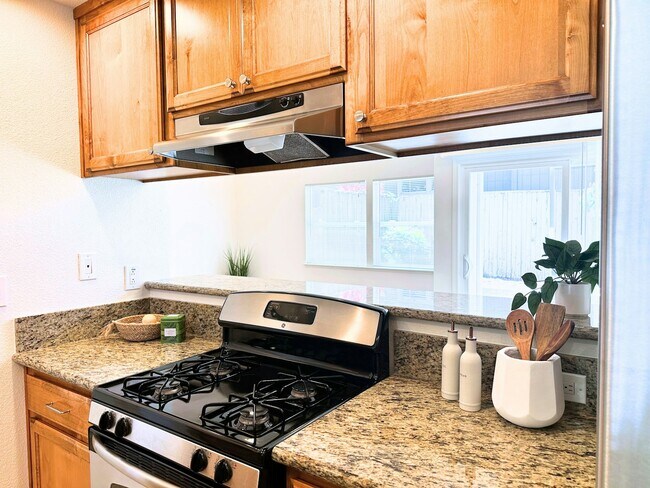 Building Photo - 1661 La Paloma Ct