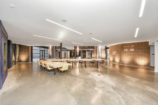 Building Photo - 2810 Riverby Rd