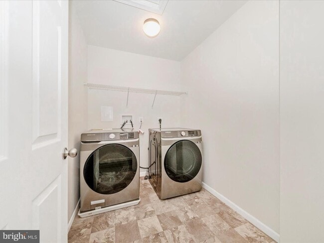 Building Photo - THREE LEVEL TOWN HOUSE IN KELLERTON