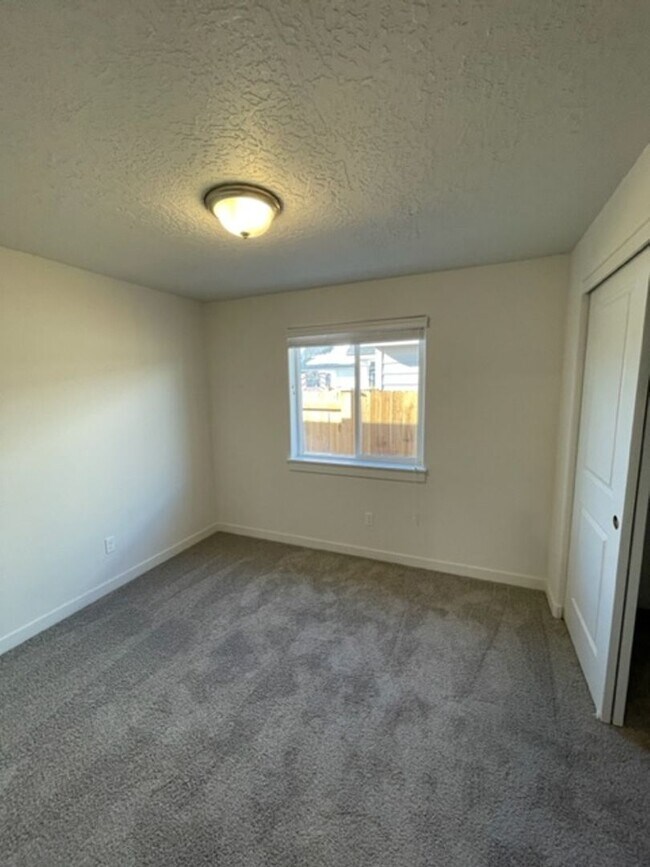 Building Photo - Charming Downtown Redmond Home with Huge Fenced Yard & Garage!