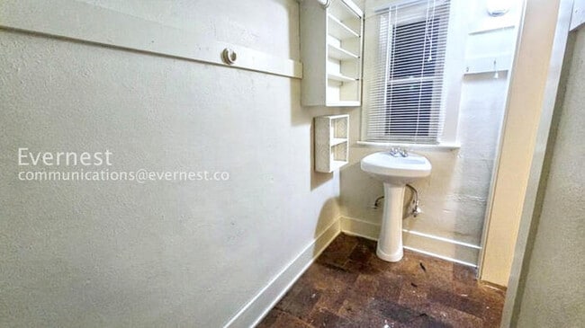 Building Photo - 4 Bed, 2 Bath Home with Fenced Yard / Vouchers Accepted / 12 to 18 month lease options available.