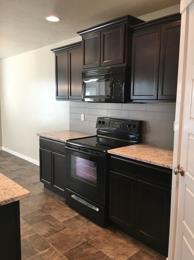 Building Photo - Beautiful home with 3bd 2ba and bonus room. Located in the Irvine Subdivision, just off  Chinden ...