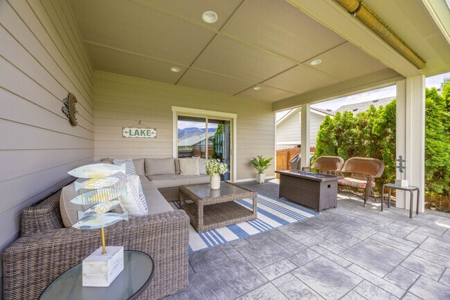 Building Photo - 3 Bedroom, 1.75 Bathroom Home in The Village at Lake Chelan