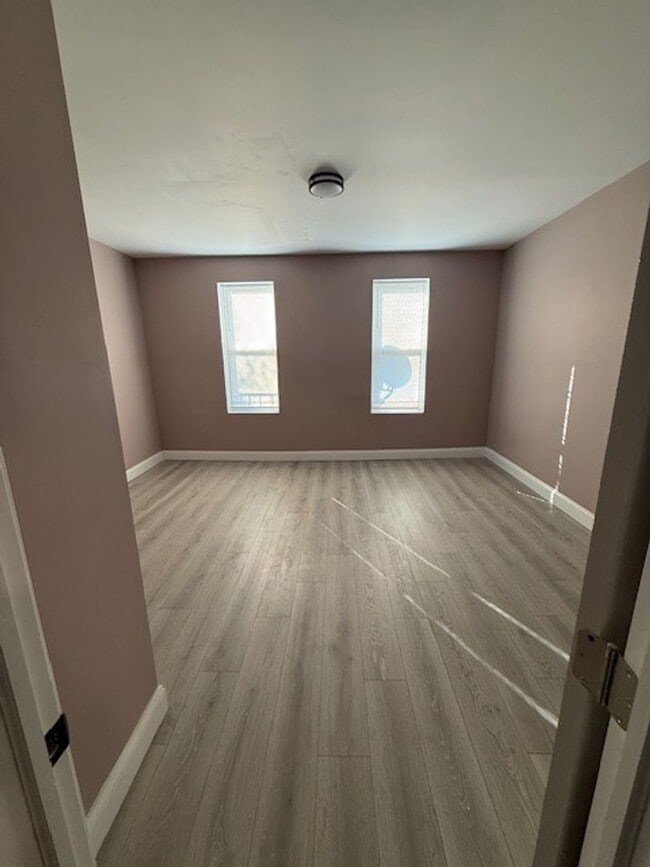 Building Photo - Beautifully Renovated!  Large, Spacious Rooms! W/D Hook-Up! Available Now!