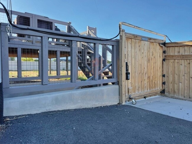 Building Photo - E Pear St Duplex
