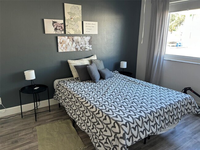 Building Photo - 1821 NE 62nd St