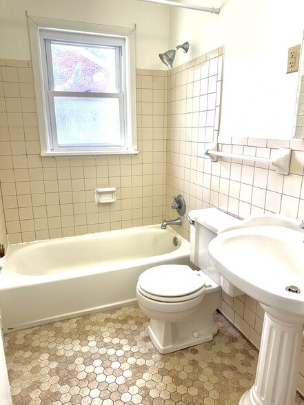 Building Photo - 2700 Castlewood Pl