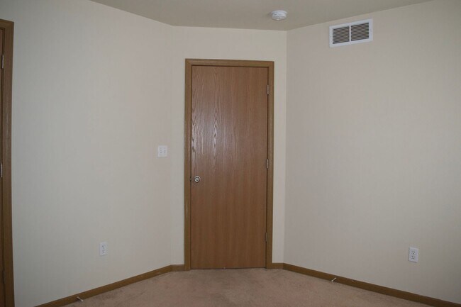 Building Photo - Nice 4 Bed 3 Bath Duplex!