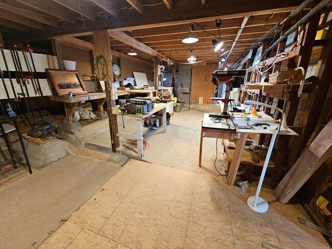 Building Photo - Unique location, breathtaking views, wonde...