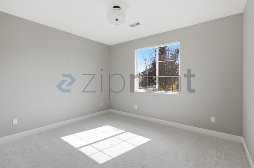 Building Photo - Unit