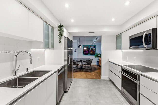 Building Photo - 1111 Crandon Blvd