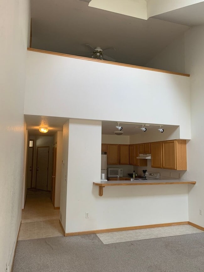 Building Photo - Beautiful 2 Bedroom + Loft  End Unit Townhome in Loveland!