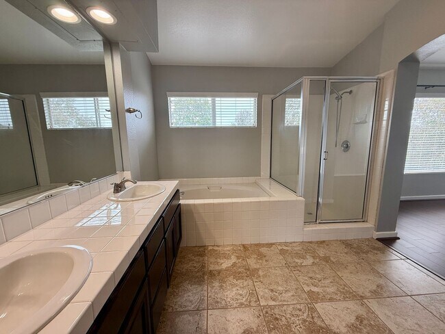Building Photo - 4 bed, 3 bath Townhouse in Gated Community...