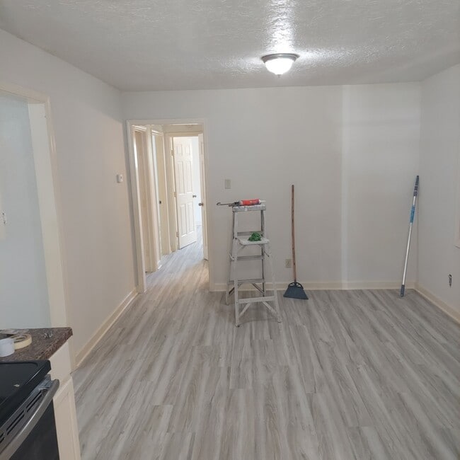 Building Photo - 1417 W Talmage St