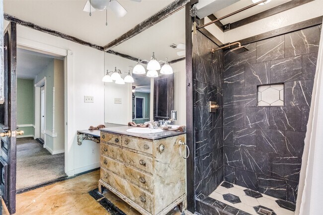 Building Photo - 1005 Center Cir