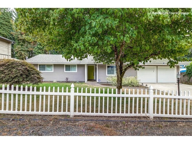 Building Photo - Spacious 4-Bedroom Home with Multiple Livi...