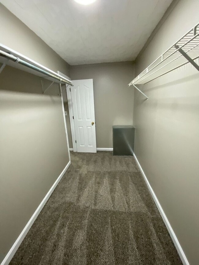 Building Photo - Now accepting applications for a 2 bedroom...