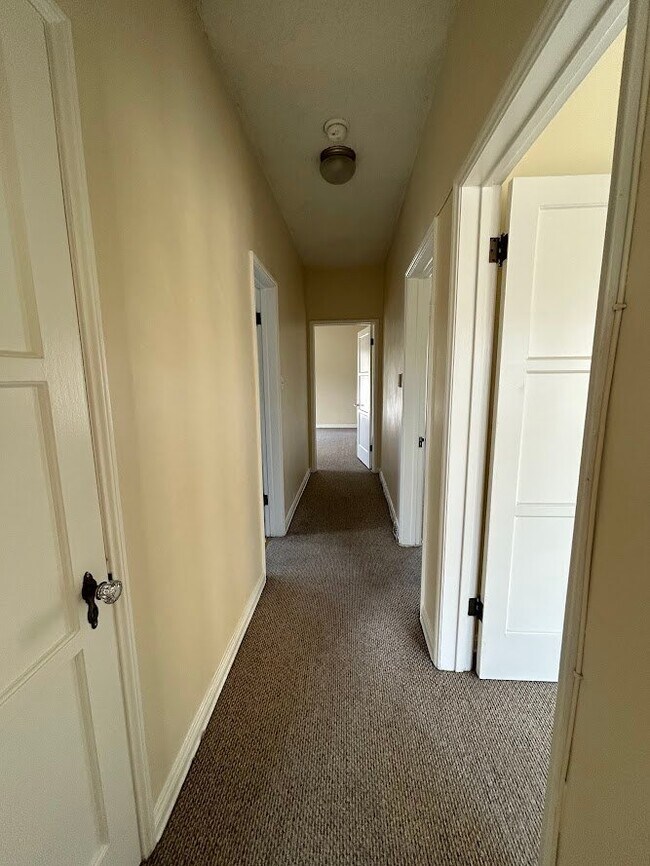 Building Photo - 1062 Masselin Ave