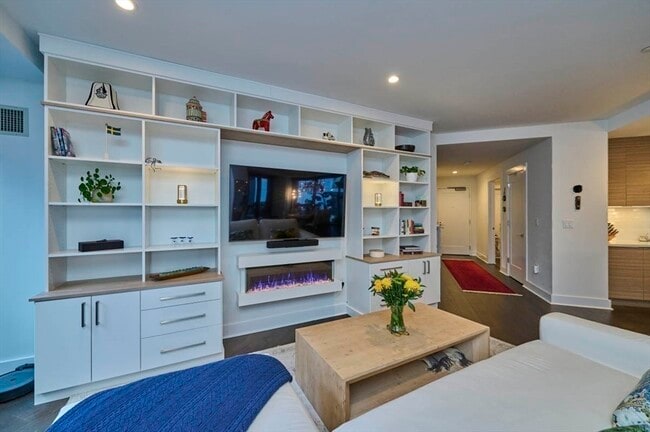 Building Photo - 16 W Broadway