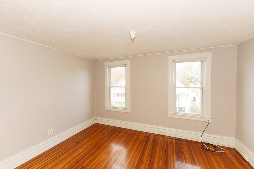Building Photo - 6 Larch Ave