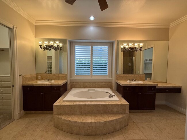 Building Photo - Stunning Seven Oaks Home!