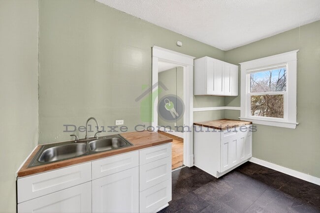 Building Photo - Beautiful Two Bedroom Lower Unit! Available NOW!!