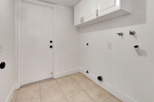 Building Photo - 24946 Ravenswood