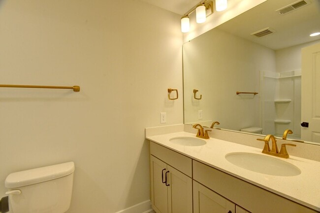 Building Photo - 4 Bedroom 3.5 Bath House in Twin Lakes - J...