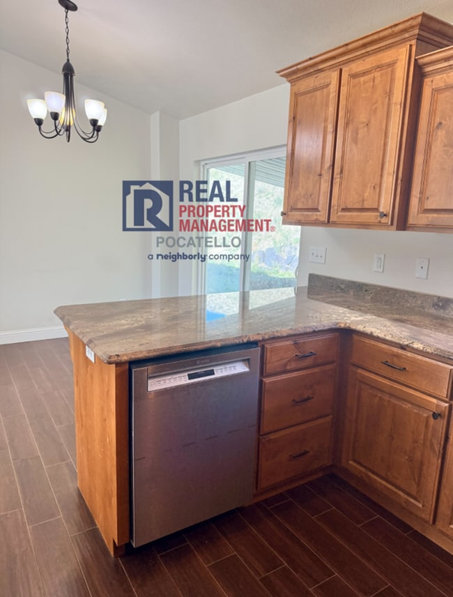 Building Photo - Beautiful 4 bed 3 bath home - 2 car garage...