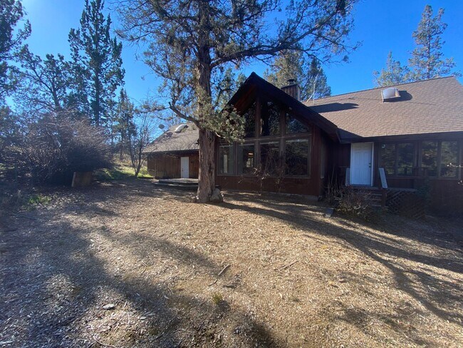 Building Photo - Rustic Charm Just North of Bend