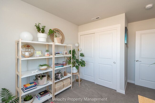 Building Photo - Light and Bright Townhome in NW Redmond!
